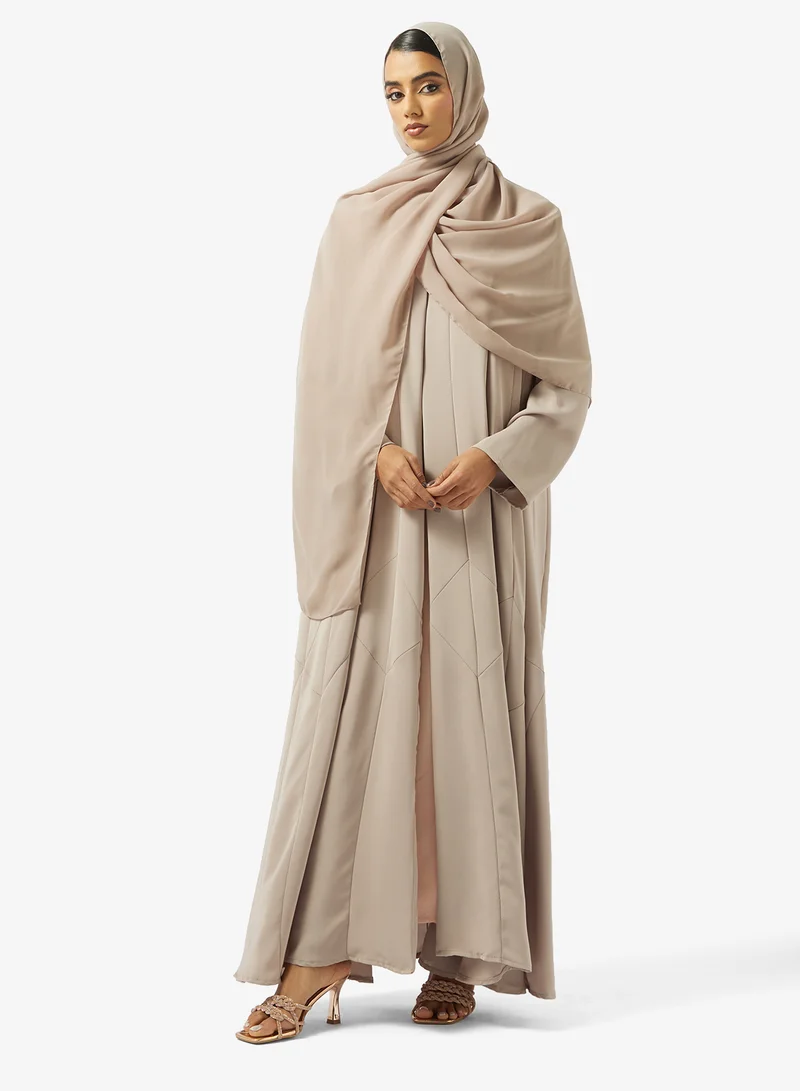 هيا كلوزيت عباية مفتوحة مطرزة ومزينة بياقة عالية